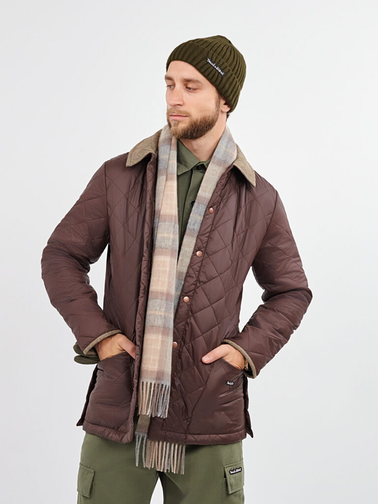 Классическая стёганая куртка шоколадного цвета: фотография 12.