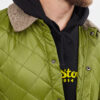 Классическая стёганая куртка зелёного цвета: фотография 15.
