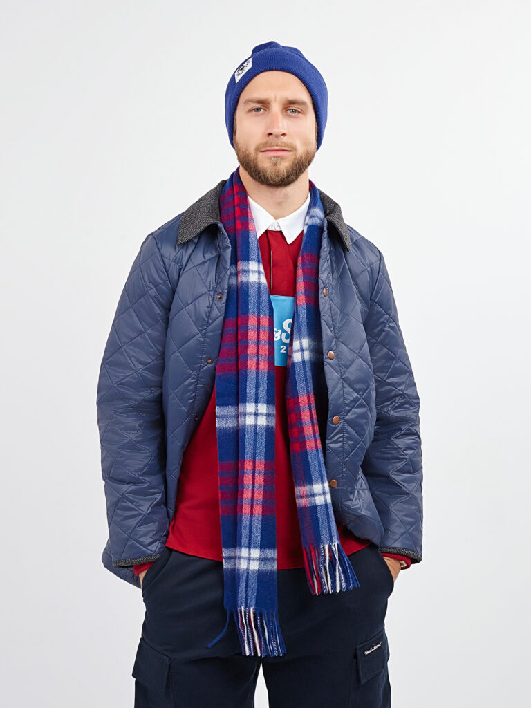 Классическая стёганая куртка синего цвета: фотография 12.