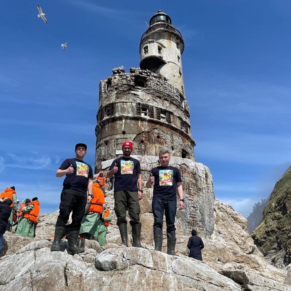 Фотография в футболках Tweed &b Stout возле маяка.