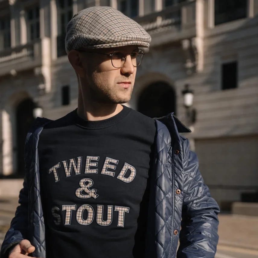 Свитшот с аппликацией тёмно-синий: фотография на человеке 2.