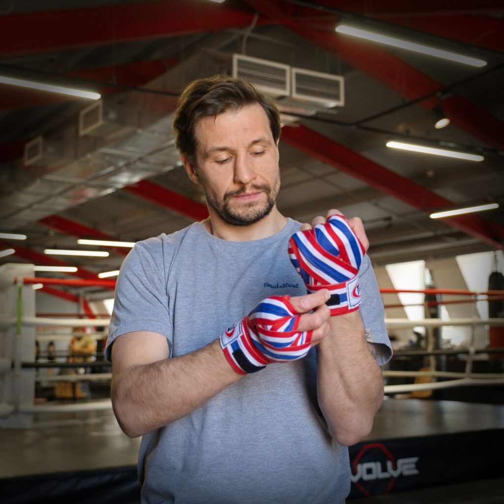 Футболка серый меланж с логотипом на спине: фотография 11.